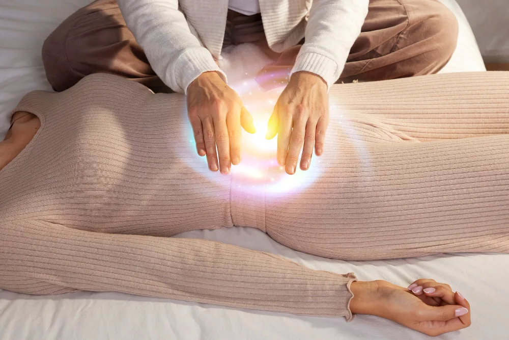 Apposition des mains lors d'une séance de Reiki